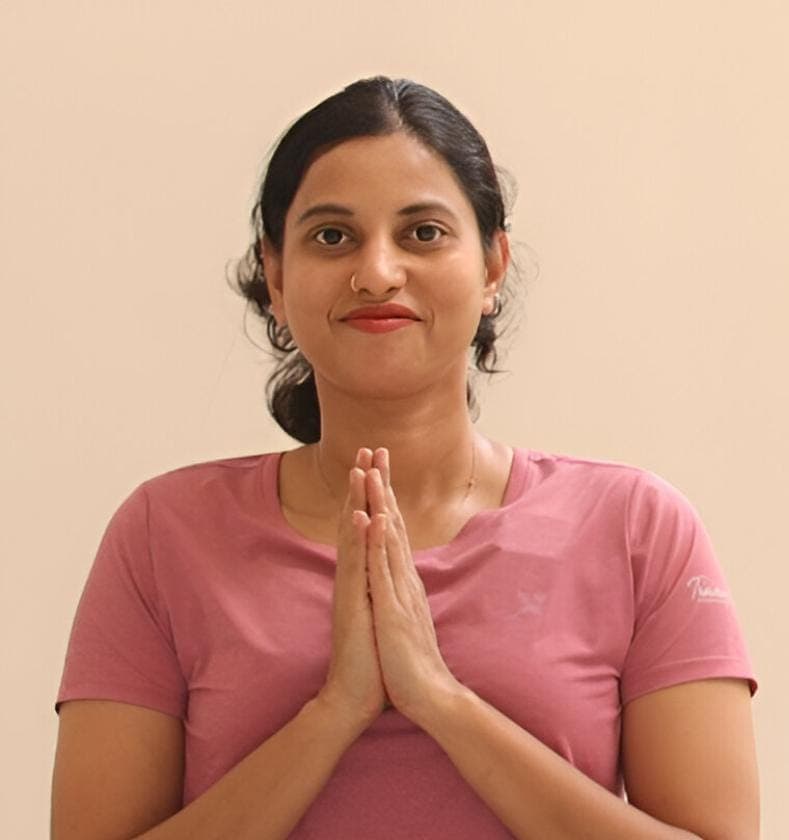 Experienced Indian yoga instructor Neha teaching online yoga classes in English